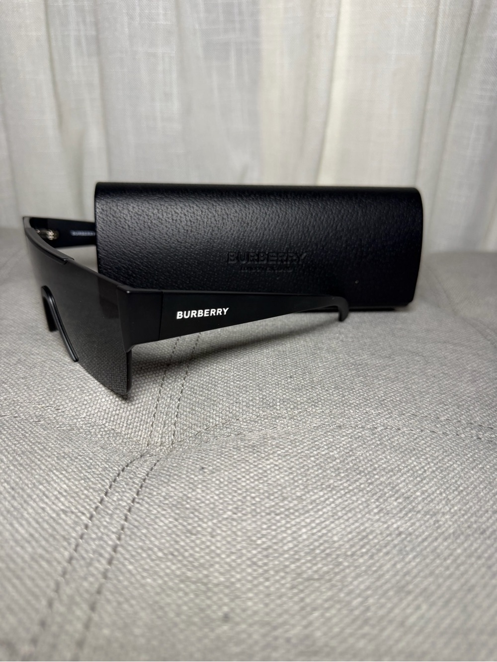 Burberry Black Shield-Style VR Sunglass with Case